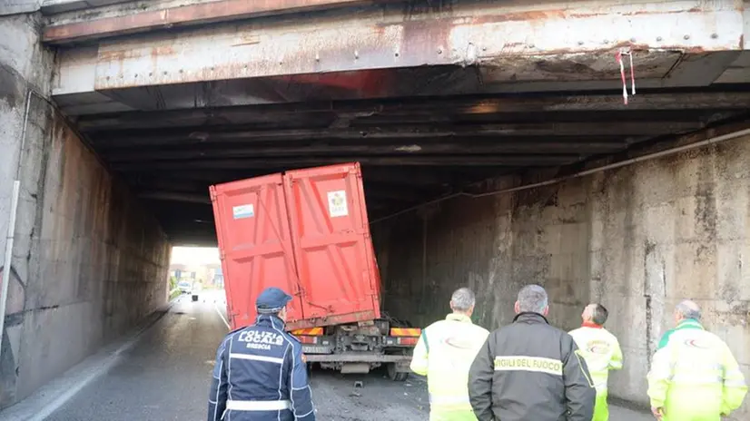 Il camion incastrato in via San Zeno