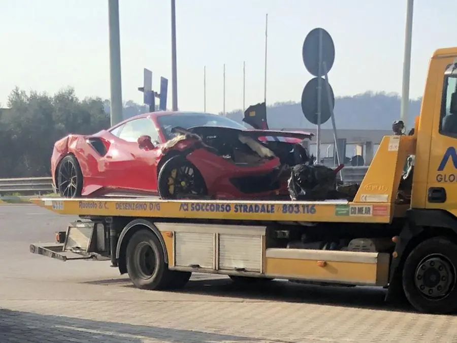 La Ferrari devastata al casello di Desenzano