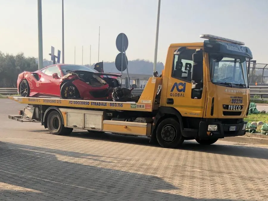 La Ferrari devastata al casello di Desenzano