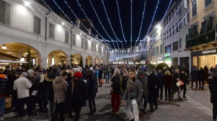 Centro storico affollato per il Natale - Foto Marco Ortogni/Neg © www.giornaledibrescia.it