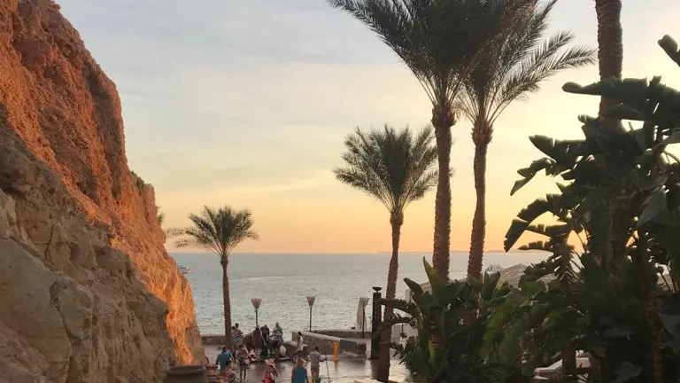 Tramonto, il sole cala nel mare a metà pomeriggio
