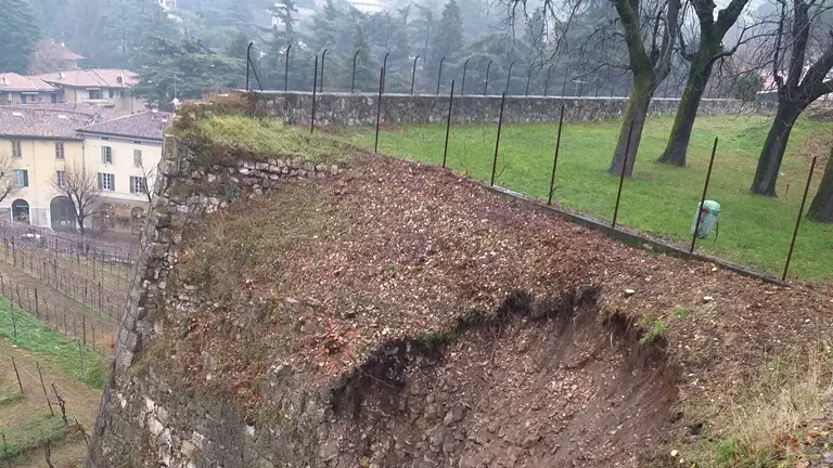 Crolla parte del baluardo della Pusterla e frana nel vigneto