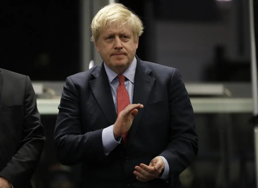 Boris Johnson esulta dopo la rielezione e la vittoria dei Tory