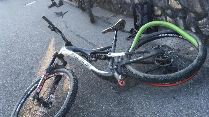 Ciclista tamponato e travolto in Maddalena, lo salva il casco
