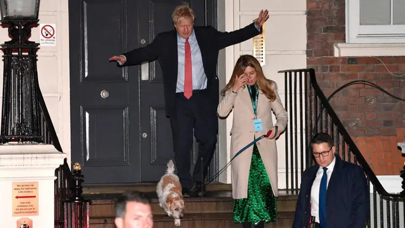 Boris Johnson esulta dopo la rielezione e la vittoria dei Tory