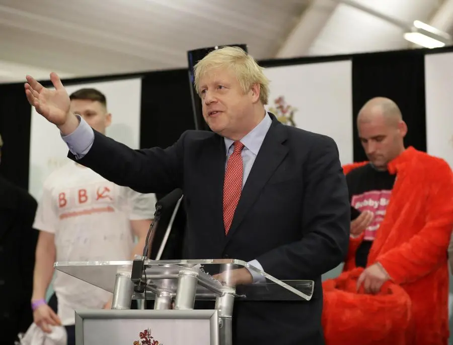 Boris Johnson esulta dopo la rielezione e la vittoria dei Tory