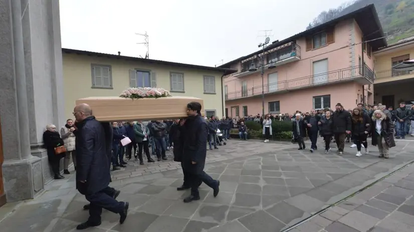 Il funerale di Veronica Cadei a Villongo - Foto Giovanni Benini/Neg © www.giornaledibrescia.it