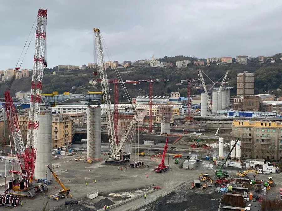 La Cmm Rizzi posa la quarta campata del ponte di Genova