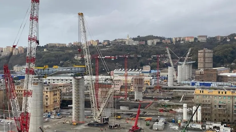 La Cmm Rizzi posa la quarta campata del ponte di Genova