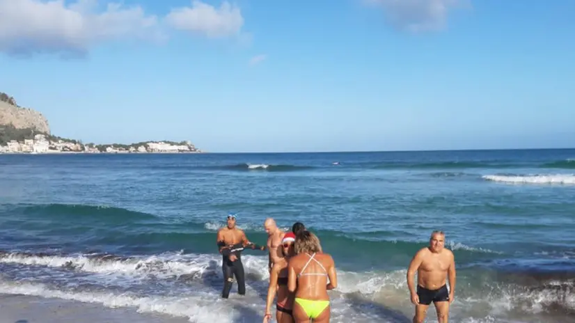 Bagno in mare a Mondello per Natale