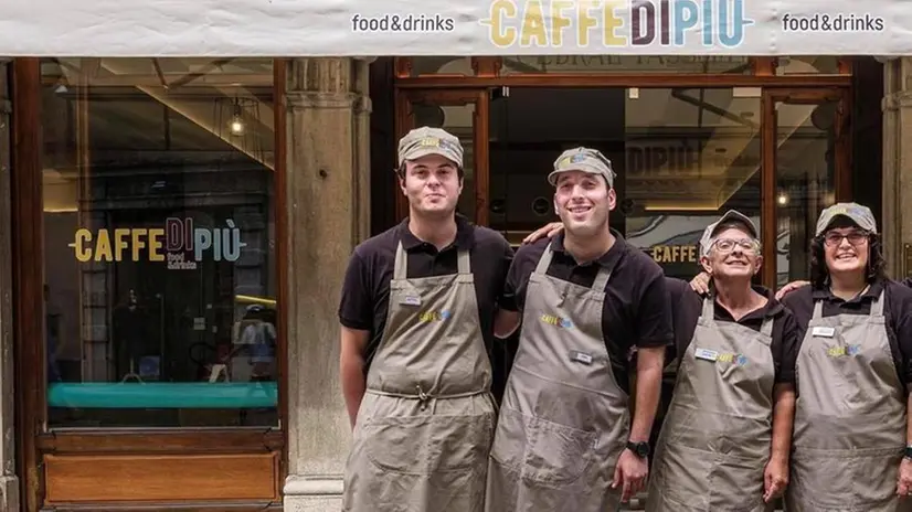 In piazza Zanelli a Salò il «Caffè di Più» - © www.giornaledibrescia.it