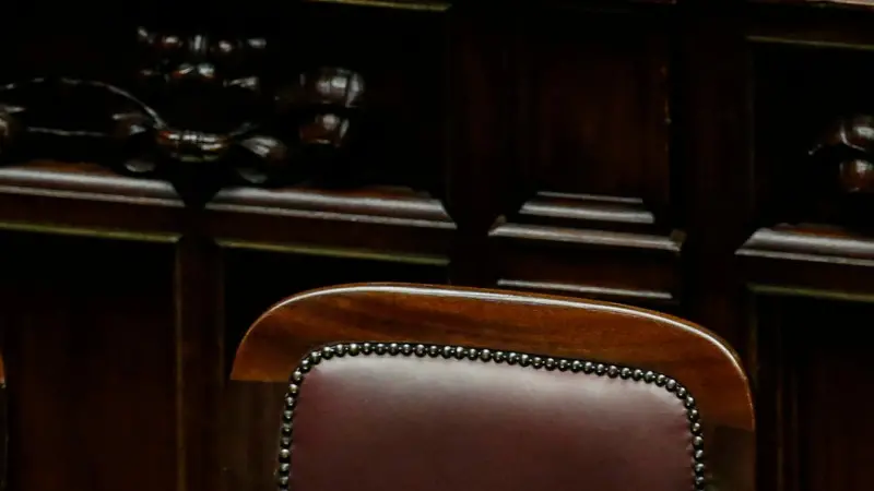 Un faldone della legge di bilancio sul banco del governo, Camera dei Deputati - Foto Ansa © www.giornaledibrescia.it
