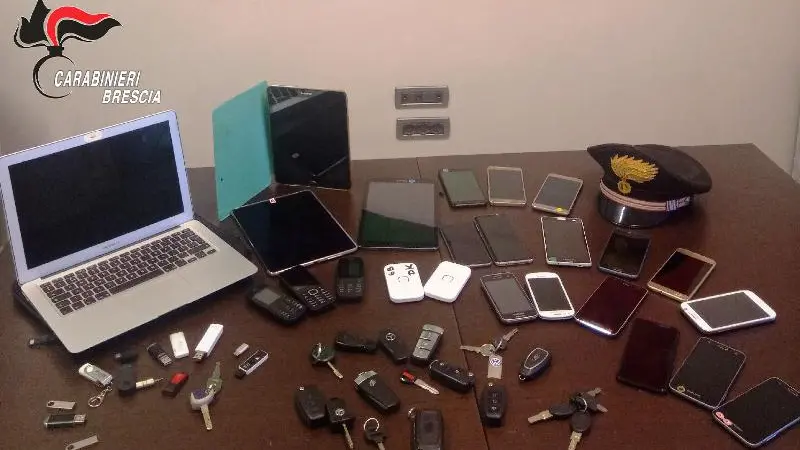 Il materiale sequestrato al latitante