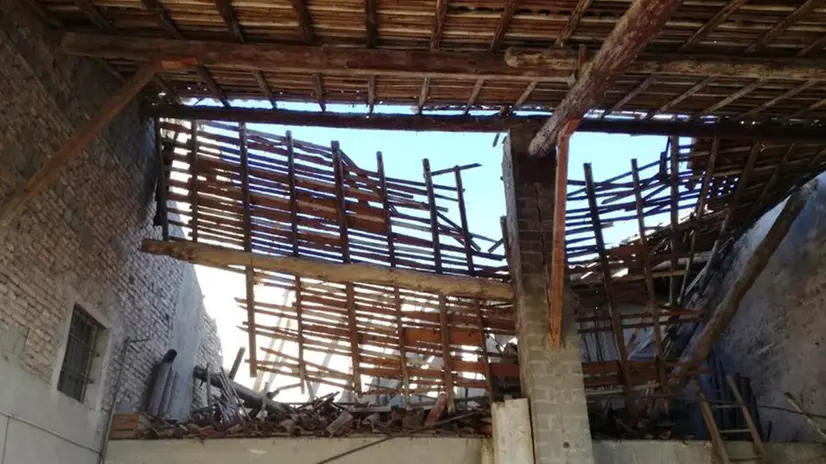 Crolla il tetto di una cascina, paura per un anziano invalido