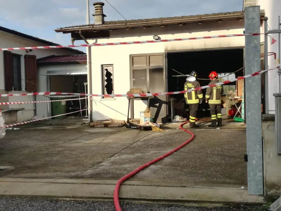 Tragedia a Gottolengo, muore nel rogo del garage di casa