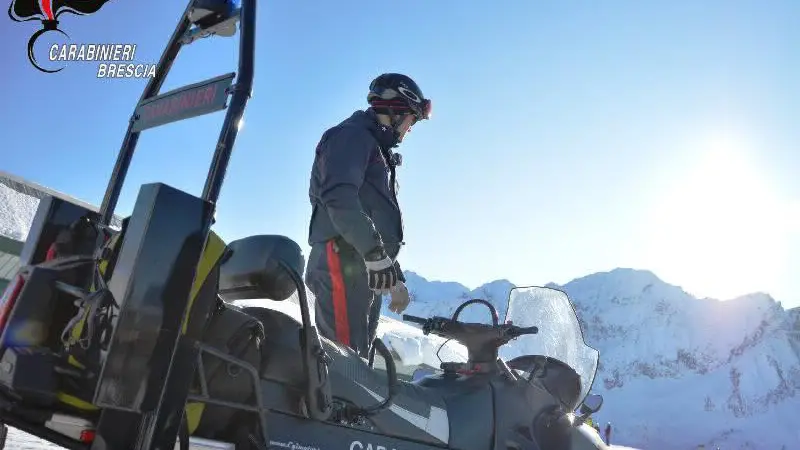 Carabinieri impegnati nel monitoraggio delle piste - Foto © www.giornaledibrescia.it
