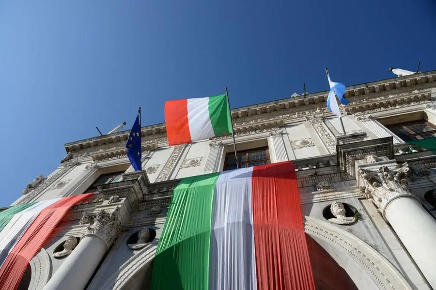 Il tricolore su Palazzo Loggia (foto di archivio)
