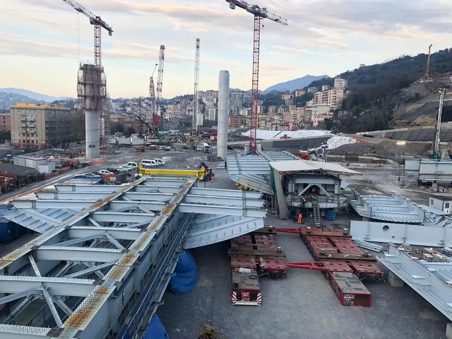 La Cmm Rizzi posa la quarta campata del ponte di Genova