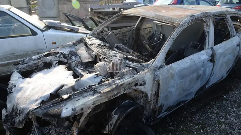Bruciano nei campi l’auto rubata con dentro la cassaforte