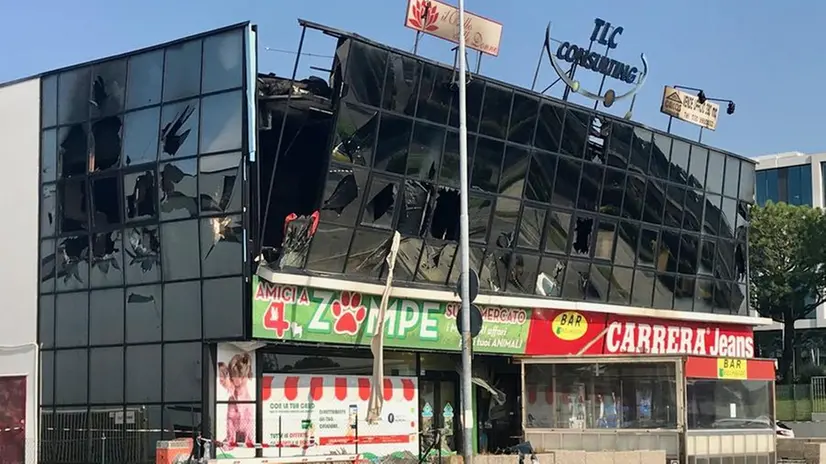 Il centro massaggi di Desenzano che fu dato alle fiamme - © www.giornaledibrescia.it