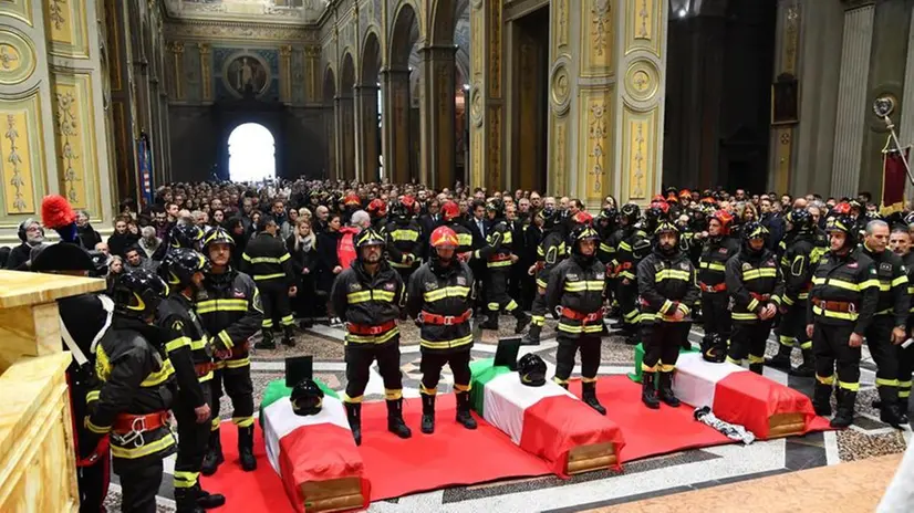 Alessandria, in Duomo i funerali dei tre vigili del fuoco morti