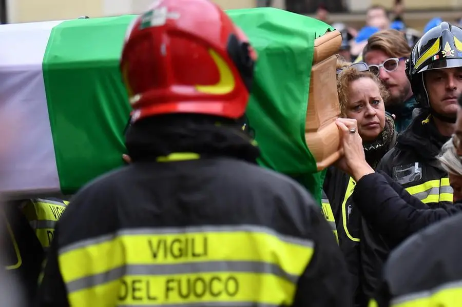 Alessandria, in Duomo i funerali dei tre vigili del fuoco morti