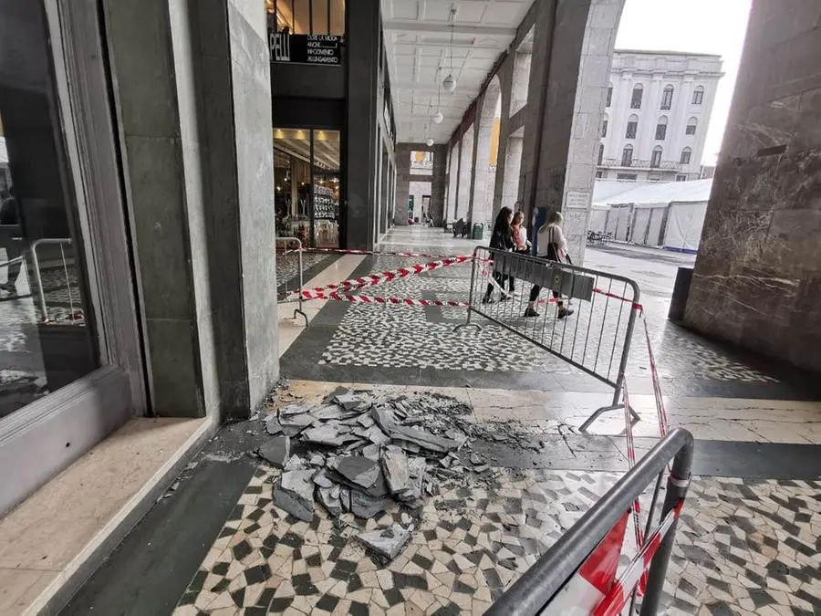 La lastra di marmo crollata in piazza Vittoria