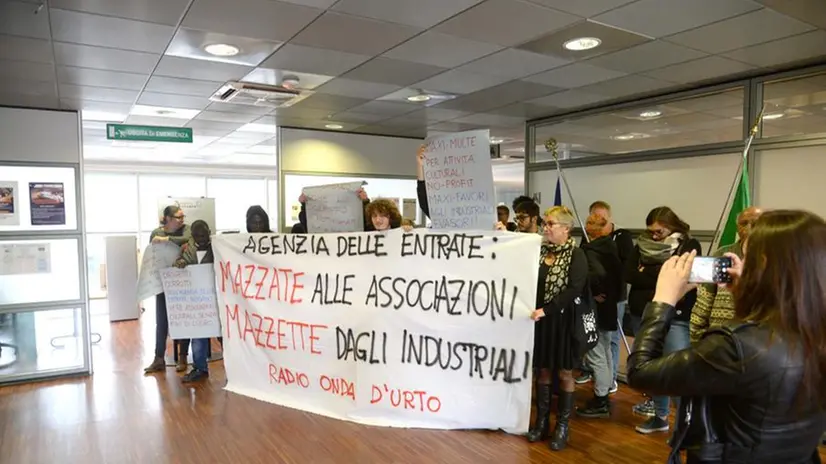 Occupazione dell'Agenzia delle Entrate