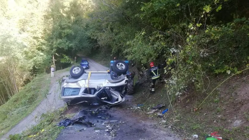 Precipita nel vuoto per 100 metri con l'auto: salvo