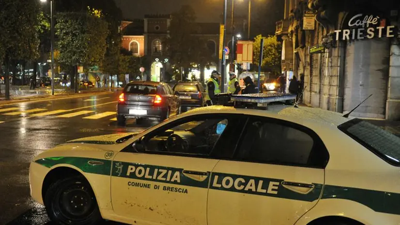 Una pattuglia della Locale in Stazione - Foto © www.giornaledibrescia.it