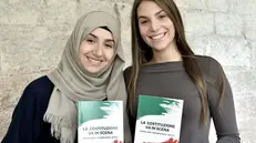 Due studentesse con la Costituzione // FOTO PUTELLI NEG