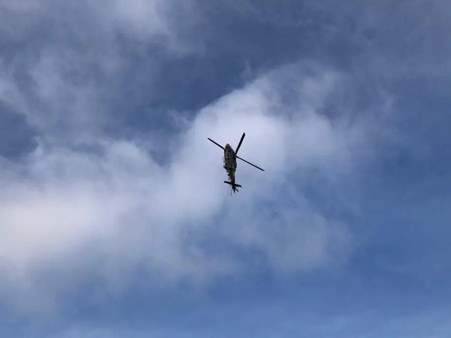 L'elicottero dei Carabinieri impegnato nei sorvoli antidiscariche