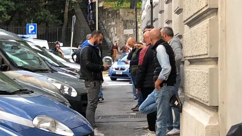 La sparatoria davanti alla Questura di Trieste