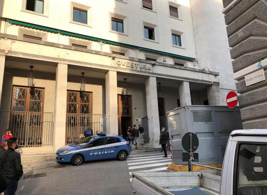 La sparatoria davanti alla Questura di Trieste