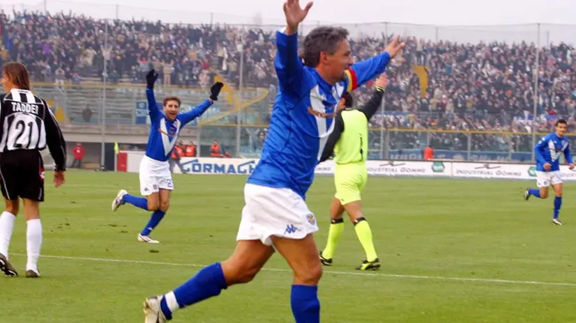 L'esultanza di Roberto Baggio dopo un gol con la maglia del Brescia - Foto New Reporter Zanardelli © www.giornaledibrescia.it