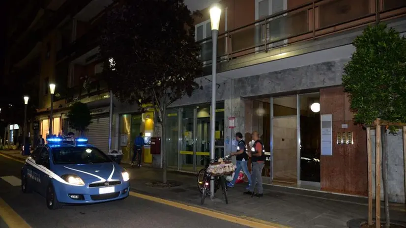 Gli investigatori al lavoro in via Lombroso