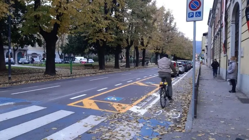 Via Monte Suello, prima e dopo l'intervento sui parcheggi