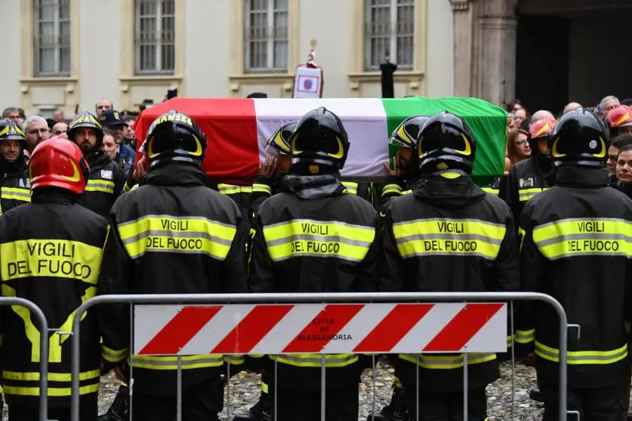 Alessandria, in Duomo i funerali dei tre vigili del fuoco morti