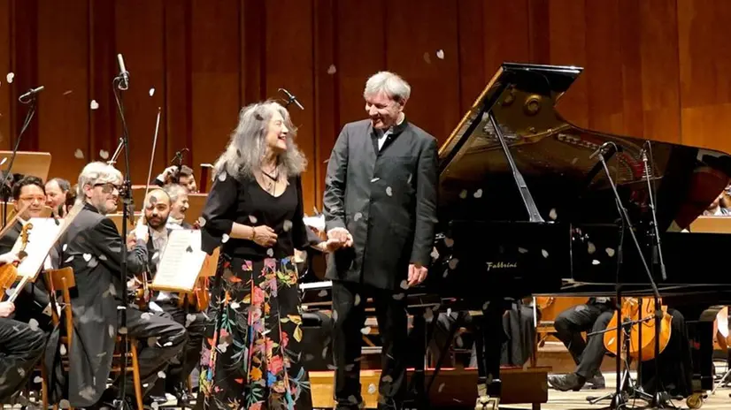 Martha Argerich e Pier Carlo Orizio sul palco del Grande - Foto © www.giornaledibrescia.it