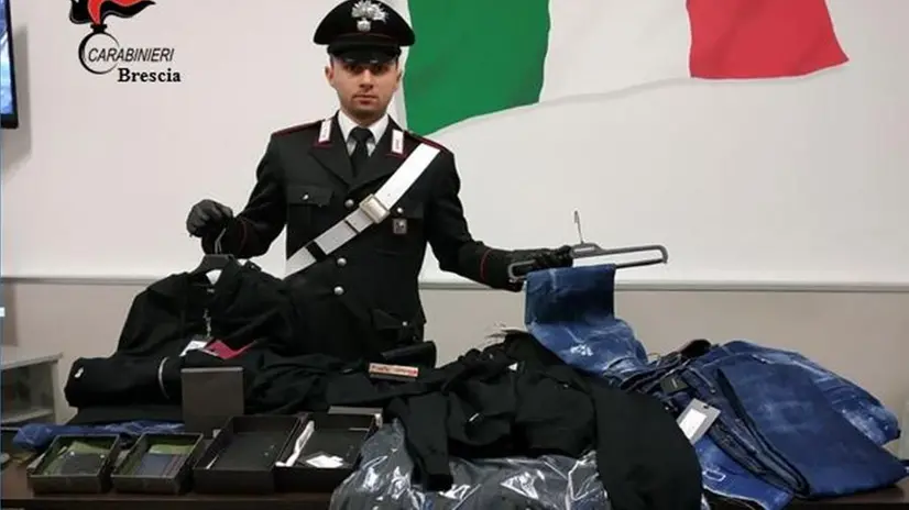 Gli abiti recuperati a Sirmione © www.giornaledibrescia.it