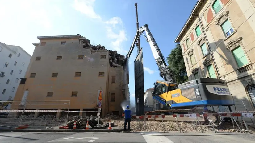 I lavori di demolizione dell'ex cinema Ideal in città