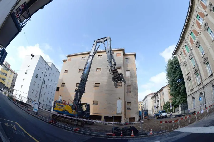 I lavori di demolizione dell'ex cinema Ideal in città