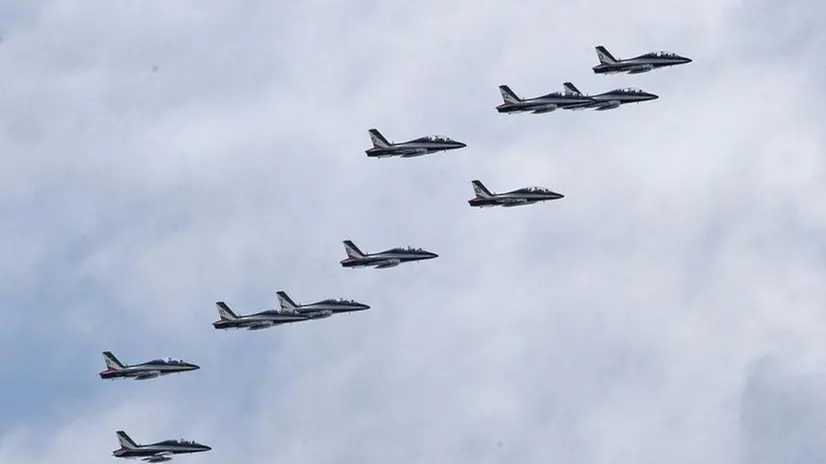 Frecce Tricolori, primo passaggio nel cielo di Desenzano