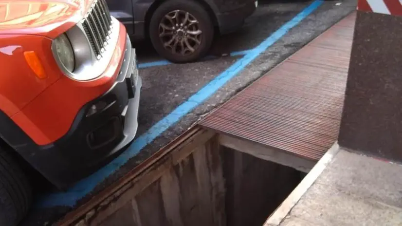 Mette il piede sulla grata e precipita nel vuoto