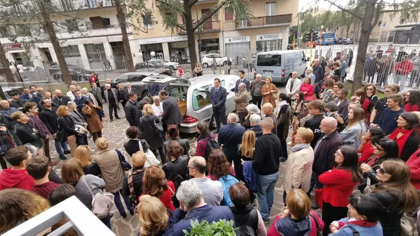 Uccisa dal marito, i funerali di Cristina Maioli