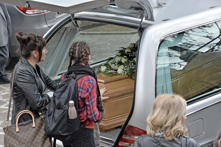 Uccisa dal marito, i funerali di Cristina Maioli