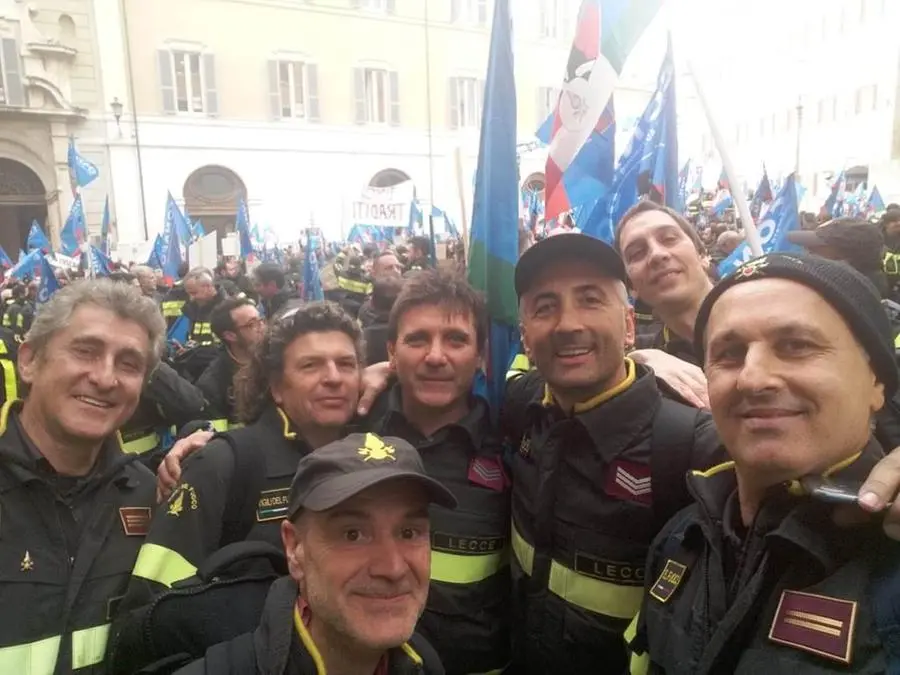 I Vigili del fuoco bresciani manifestano a Roma
