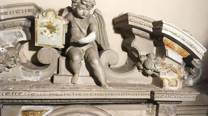 Castelcovati, sotto l'altare della Pietà emergono i colori