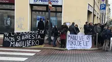 Il gruppo di anarchici che ha manifestato ieri fuori dal palazzo di giustizia - Foto © www.giornaledibrescia.it