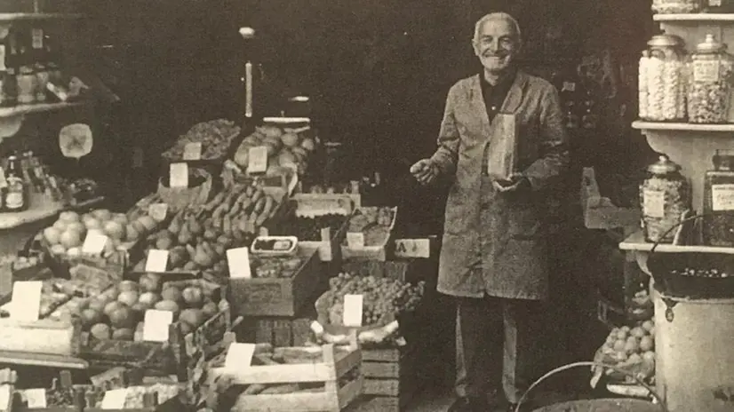 Angelo Pelizzari nel suo storico negozio - Foto © www.giornaledibrescia.it
